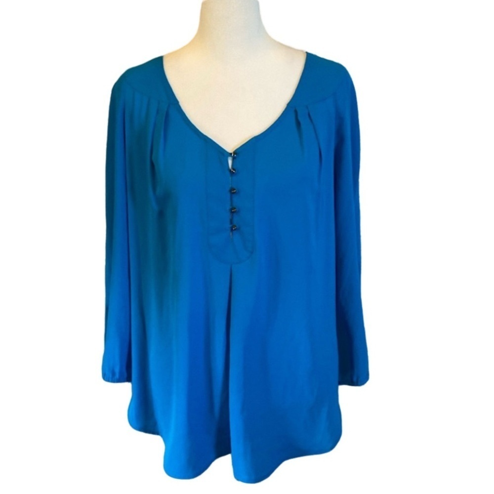 Daniel Rainn beautiful blue blouse. Size L. 3/4 sleeve, v-neck.